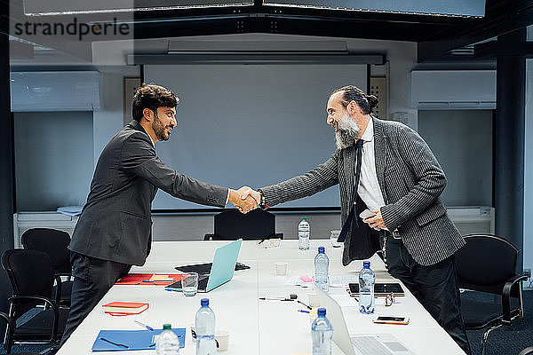 Geschäftspartner schütteln sich die Hand bei einem Treffen im Büro