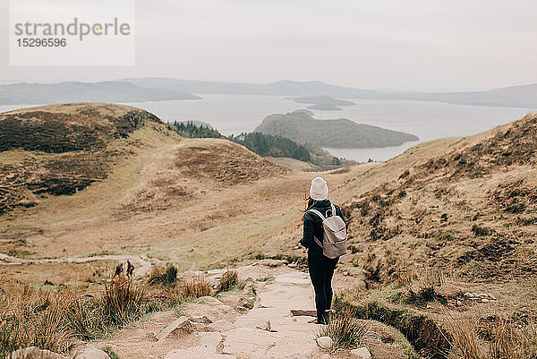 Trekker mit Blick auf Loch Lomond  Trossachs-Nationalpark  Kanada