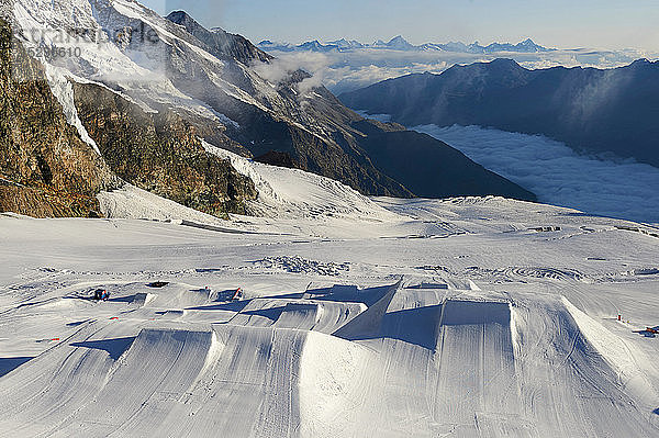 Schneelandschaft am Fusse der Bergkette  Saas-Fee  Wallis  Schweiz