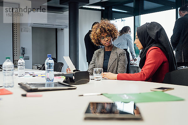 Geschäftspartner beim Treffen im Amt