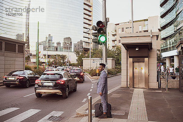Geschäftsmann wartet am Fußgängerüberweg  Mailand  Lombardei  Italien