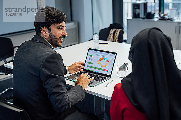 Geschäftspartner bei Brainstorming-Sitzung im Amt