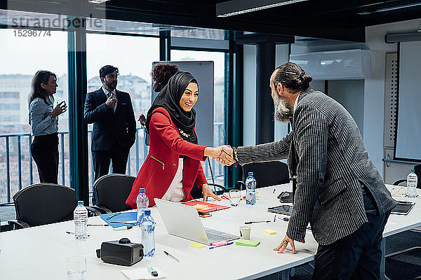 Geschäftspartner schütteln sich die Hand bei einem Treffen im Büro