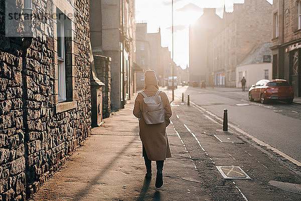 Frau geht auf der Straße  Edinburgh  Schottland