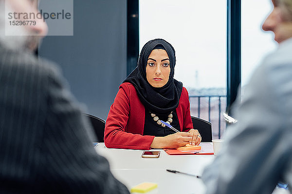 Geschäftspartner bei Brainstorming-Sitzung im Amt