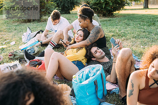 Gruppe von Freunden entspannt beim Picknick im Park