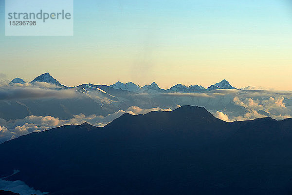 Wolkenschicht nahe der Bergspitze  Saas-Fee  Wallis  Schweiz