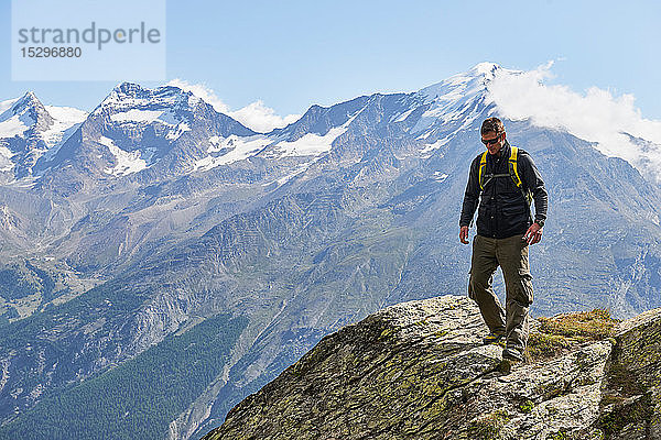Wanderer geniessen den Spaziergang  Saas-Fee  Wallis  Schweiz