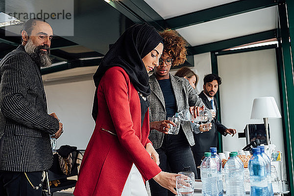 Geschäftspartner machen im Büro Teepause