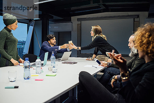 Geschäftspartner bei Brainstorming-Sitzung im Amt