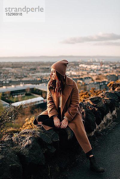 Frau genießt Aussicht von Calton Hill  Edinburgh  Schottland