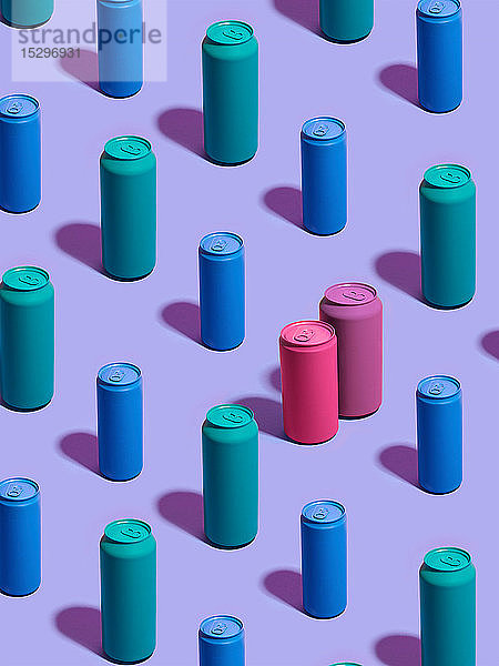 Stilleben aus türkisfarbenen und blauen Getränkedosen in diagonalen Reihen  wobei sich rosa und violette Getränkedosen auf violettem Hintergrund von der Menge abheben