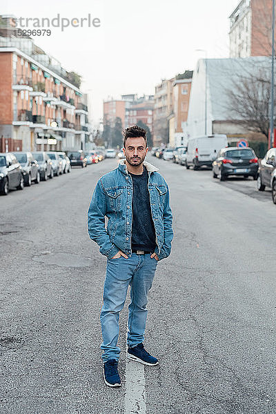 Junger Mann mitten auf der Straße  Mailand  Lombardei  Italien