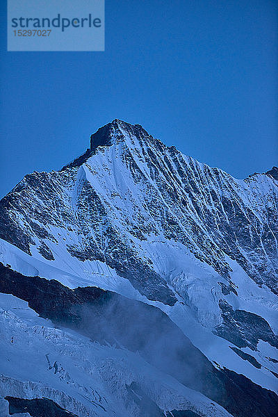 Schneebedeckter Gebirgskamm  Saas-Fee  Wallis  Schweiz