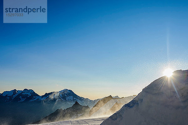 Die Sonne lugt hinter dem Berg hervor  Saas-Fee  Wallis  Schweiz