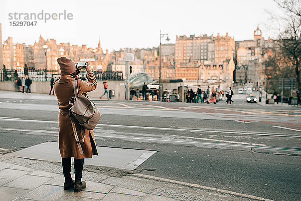 Frau beim Sightseeing und Fotografieren  Calton Hill  Edinburgh  Schottland