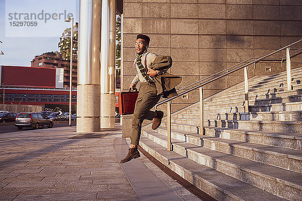 Geschäftsmann springt von der Treppe eines Bürogebäudes  Mailand  Lombardei  Italien