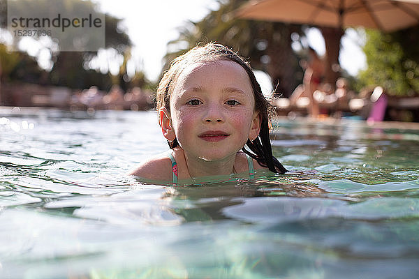 Mädchen schwimmt im Pool