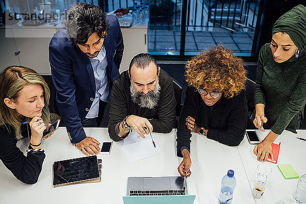 Geschäftspartner bei Brainstorming-Sitzung im Amt