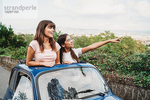 Freunde genießen die Aussicht im Autoschiebedach  Florenz  Toskana  Italien