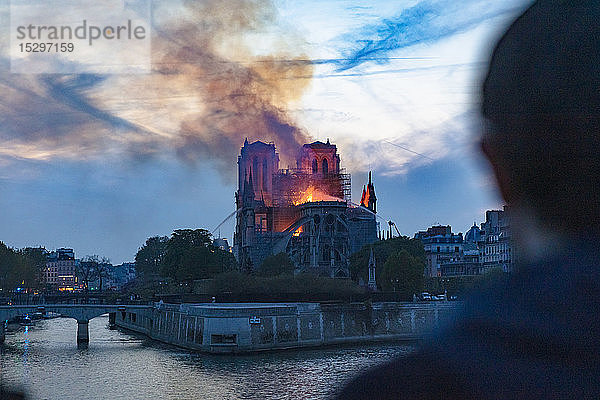 Mann beobachtet das Feuer von Notre-Dame de Paris aus der Ferne  Paris  Ile-de-France  Frankreich