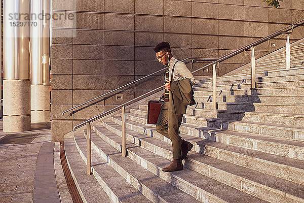 Geschäftsmann steigt die Treppe eines Bürogebäudes hinab  Mailand  Lombardei  Italien