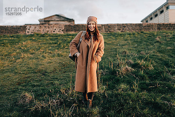 Porträt einer Frau auf einem grasbewachsenen Hügel  Calton Hill  Edinburgh  Schottland