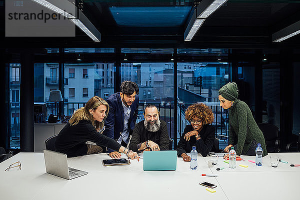 Geschäftspartner bei Brainstorming-Sitzung im Amt