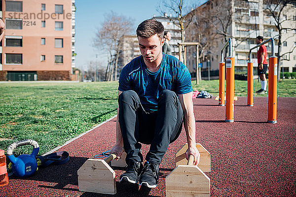 Gymnastik im Freien  junger Mann macht Liegestütze