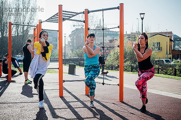Calisthenics-Kurs im Fitnessstudio im Freien  junge Frauen balancieren auf einem Bein