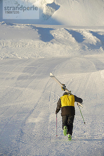 Skifahrer beim Bergwandern  Saas-Fee  Wallis  Schweiz