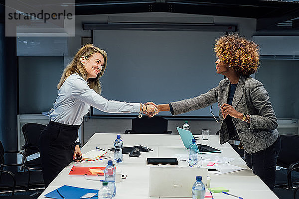 Geschäftspartner schütteln sich die Hand bei einem Treffen im Büro