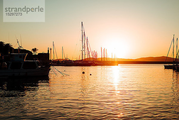 Szenische Ansicht von Yachten im Yachthafen bei Sonnenuntergang  Alghero  Sardinien  Italien