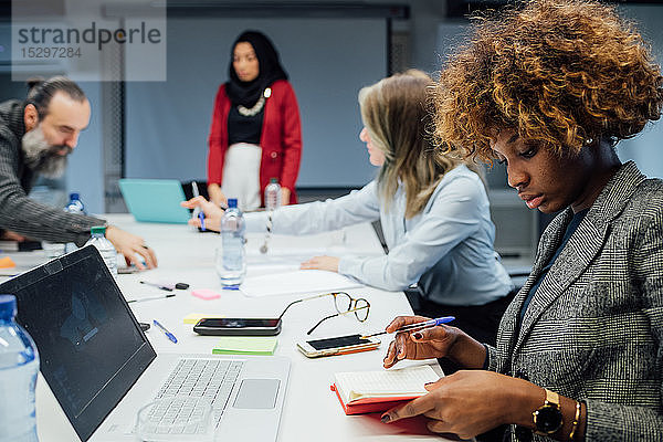 Geschäftspartner bei Brainstorming-Sitzung im Amt