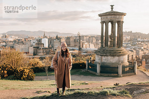 Porträt einer Frau in der Nähe eines historischen Denkmals  Calton Hill  Edinburgh  Schottland