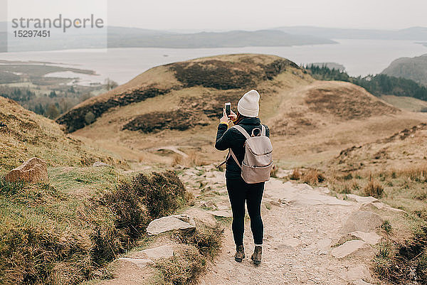 Trekker fotografiert Loch Lomond  Trossachs-Nationalpark  Kanada