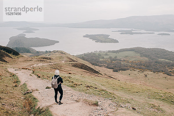 Trekker mit Blick auf Loch Lomond  Trossachs-Nationalpark  Kanada