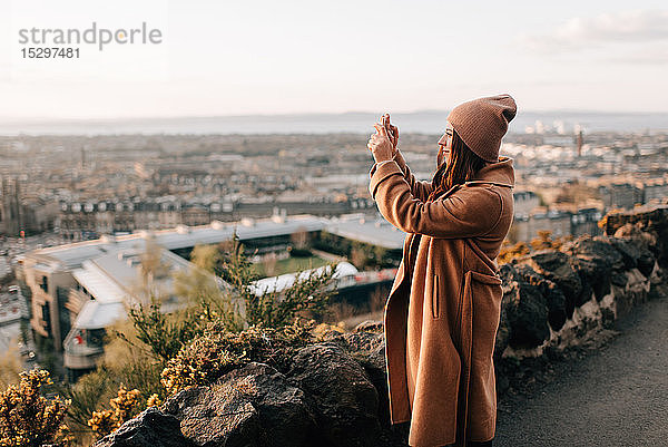 Frau fotografiert von Calton Hill  Edinburgh  Schottland