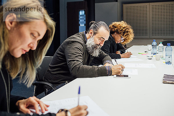 Geschäftspartner bei Brainstorming-Sitzung im Amt