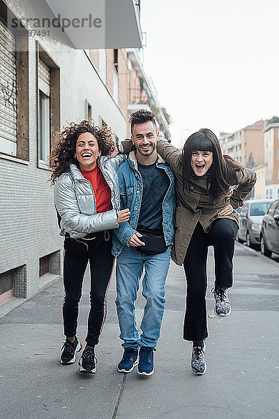 Freunde lachen und spielen auf dem Bürgersteig  Mailand  Lombardei  Italien