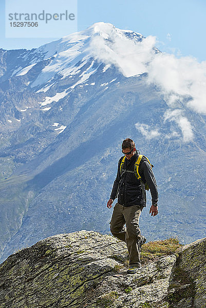 Wanderer geniessen den Spaziergang  Saas-Fee  Wallis  Schweiz