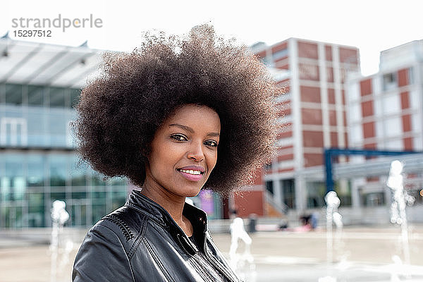 Junge Frau mit Afro-Haaren in der Stadthalle  Porträt