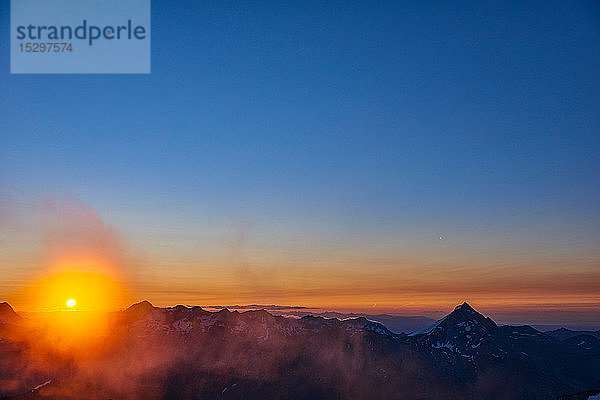 Die Sonne glüht am Horizont über dem Gebirge  Saas-Fee  Wallis  Schweiz