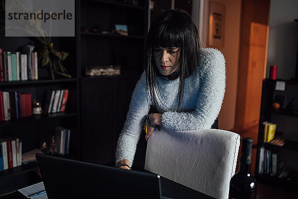 Frau benutzt Laptop im Heimbüro