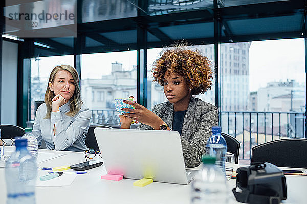 Geschäftspartner bei Brainstorming-Sitzung im Amt