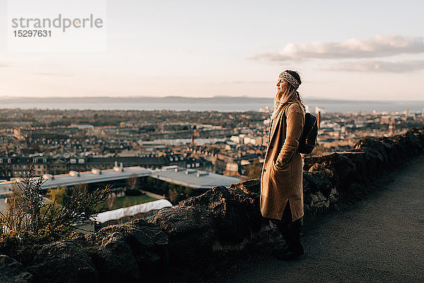 Frau genießt Aussicht von Calton Hill  Edinburgh  Schottland