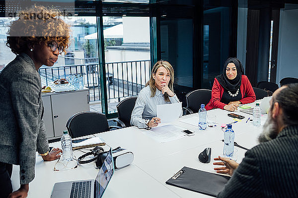 Geschäftspartner bei Brainstorming-Sitzung im Amt