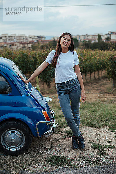 Porträt einer an ein Auto gelehnten Frau auf dem Land  Florenz  Toskana  Italien