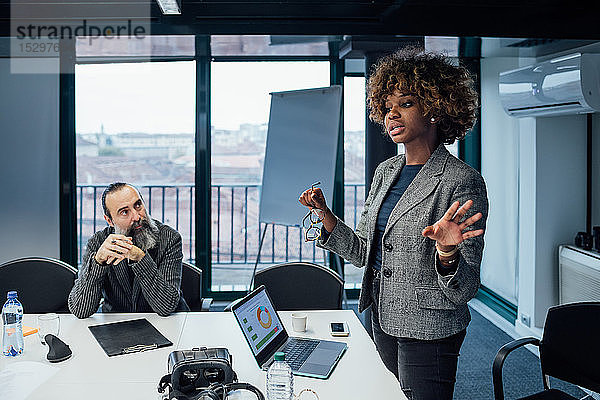 Geschäftspartner bei Brainstorming-Sitzung im Amt