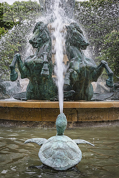 Wasserspiel mit Statuen von Schildkröten und Pferden  Jardin du Luxembourg  Paris  Frankreich
